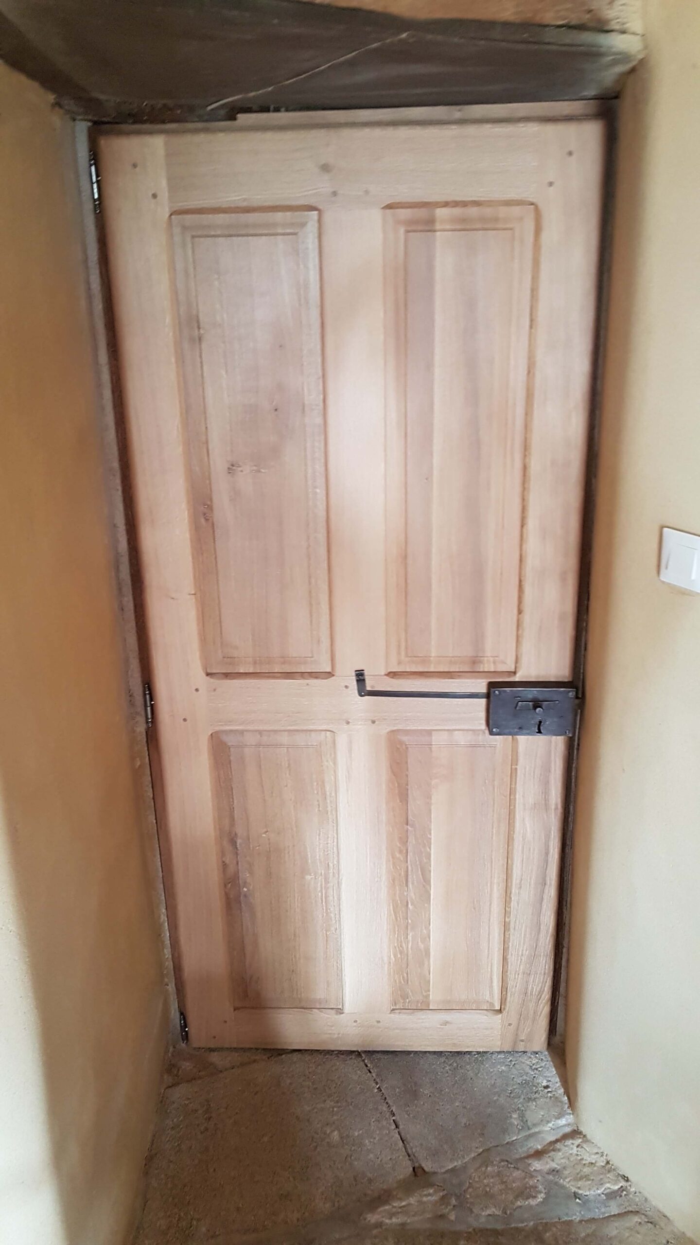 Menuiserie traditionnelle Porte chêne XVIII rénovation serrure forgée