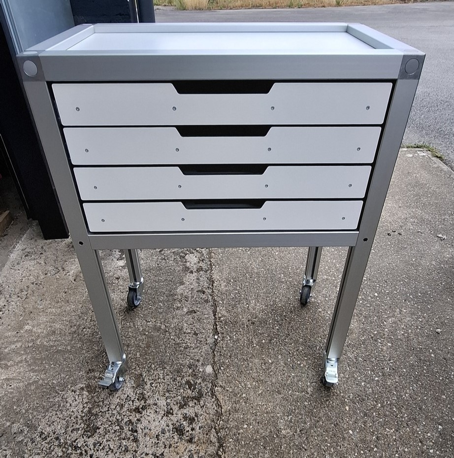 Menuiserie traditionnelle Meuble industrielle profil alu salle blanche