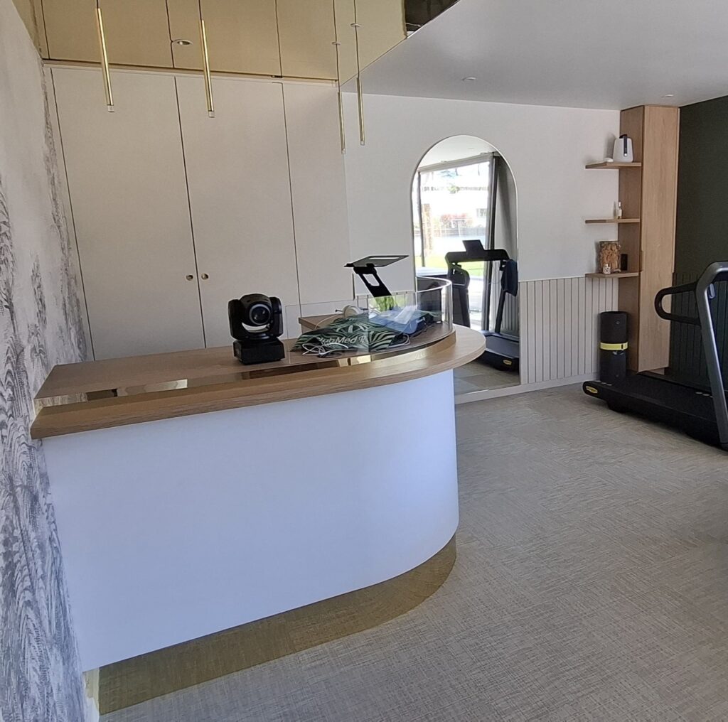 Cuisine bar Corian décors miroir gold